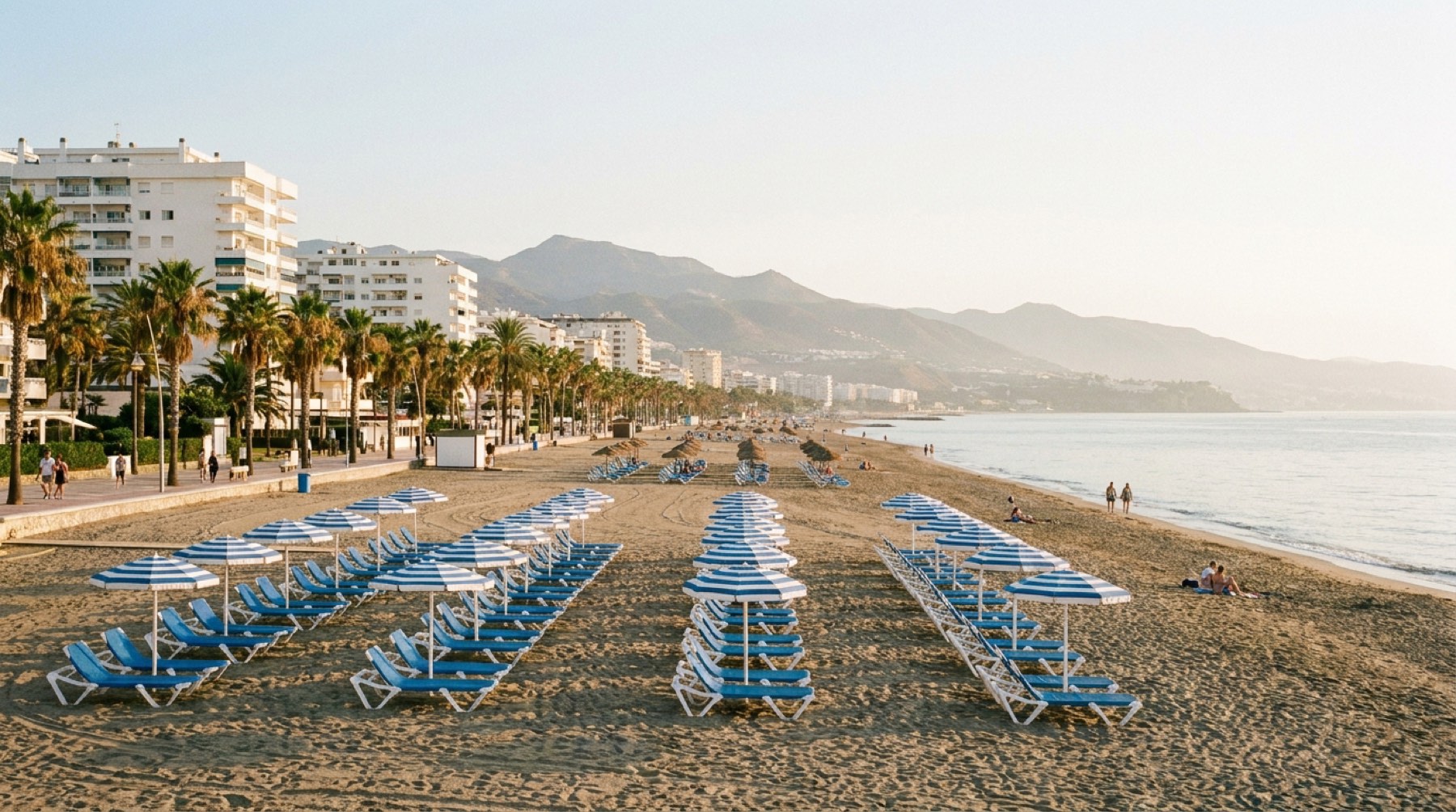 Playa de Torremolinos con hamacas y sombrillas al atardecer